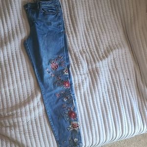 Like new! Embroidered skinny jeans